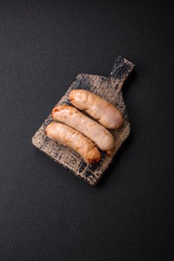 Lezzetli ızgara tavuk ya da tuzlu, baharatlı ve çimento kaplı domuz sosisi.