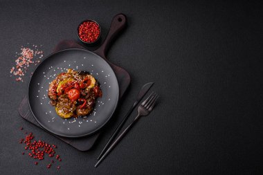 Buzlu, domatesli, biberli, kabaklı, susamlı, tuzlu, baharatlı ve esrarlı bir salata.
