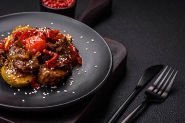 Buzlu, domatesli, biberli, kabaklı, susamlı, tuzlu, baharatlı ve esrarlı bir salata.