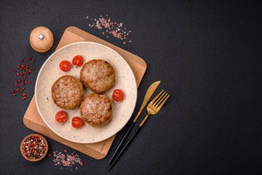 Lezzetli taze kıymalı balık pirzolası. Esmer arka planda baharatlar ve otlarla birlikte.