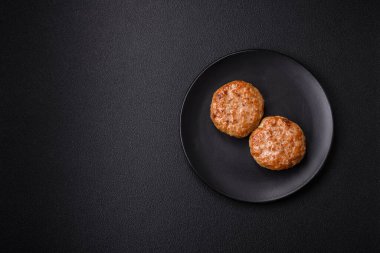 Lezzetli taze kıymalı balık pirzolası. Esmer arka planda baharatlar ve otlarla birlikte.