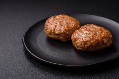 Lezzetli taze kıymalı balık pirzolası. Esmer arka planda baharatlar ve otlarla birlikte.