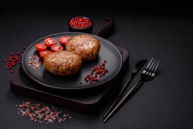 Lezzetli taze kıymalı balık pirzolası. Esmer arka planda baharatlar ve otlarla birlikte.