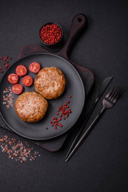 Lezzetli taze kıymalı balık pirzolası. Esmer arka planda baharatlar ve otlarla birlikte.