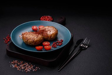 Lezzetli taze kıymalı balık pirzolası. Esmer arka planda baharatlar ve otlarla birlikte.