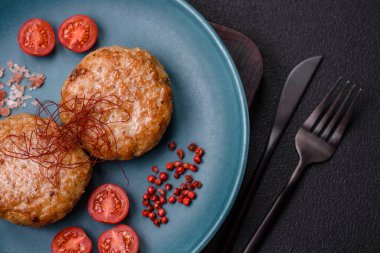 Lezzetli taze kıymalı balık pirzolası. Esmer arka planda baharatlar ve otlarla birlikte.