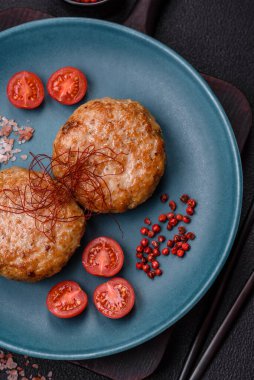 Lezzetli taze kıymalı balık pirzolası. Esmer arka planda baharatlar ve otlarla birlikte.