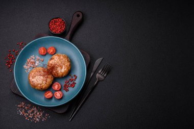 Lezzetli taze kıymalı balık pirzolası. Esmer arka planda baharatlar ve otlarla birlikte.