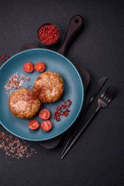 Lezzetli taze kıymalı balık pirzolası. Esmer arka planda baharatlar ve otlarla birlikte.