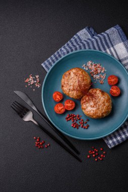 Lezzetli taze kıymalı balık pirzolası. Esmer arka planda baharatlar ve otlarla birlikte.