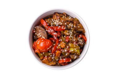 Buzlu, domatesli, biberli, kabaklı, susamlı, tuzlu, baharatlı ve esrarlı bir salata.