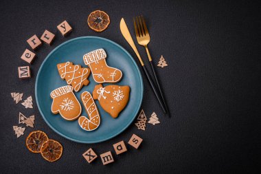 Siyah beton zemin üzerinde tahta küplerle yazılmış bir kopya alanı olan güzel bir Noel kompozisyonu