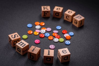 Koyu beton bir arka planda yuvarlak ifadelerle 