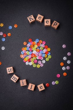 Koyu beton bir arka planda yuvarlak ifadelerle 