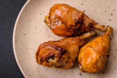 Teriyaki soslu tavuk budu ve koyu beton arka planda tuz ve baharatla nefis Asya yemekleri.