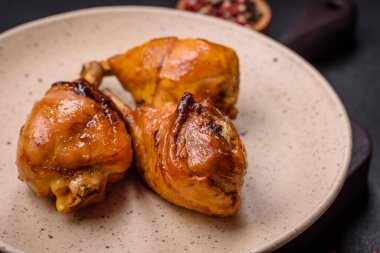Teriyaki soslu tavuk budu ve koyu beton arka planda tuz ve baharatla nefis Asya yemekleri.