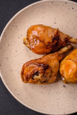 Teriyaki soslu tavuk budu ve koyu beton arka planda tuz ve baharatla nefis Asya yemekleri.