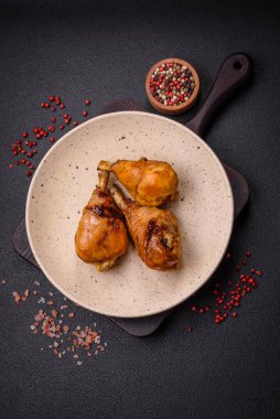 Teriyaki soslu tavuk budu ve koyu beton arka planda tuz ve baharatla nefis Asya yemekleri.