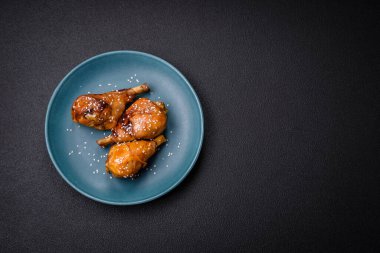 Teriyaki soslu tavuk budu ve koyu beton arka planda tuz ve baharatla nefis Asya yemekleri.