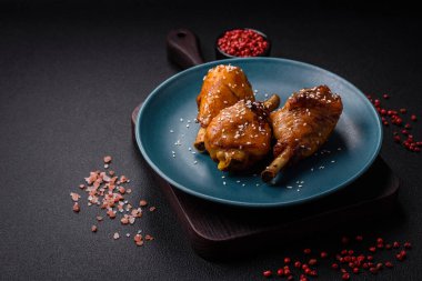 Teriyaki soslu tavuk budu ve koyu beton arka planda tuz ve baharatla nefis Asya yemekleri.