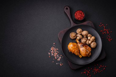 Teriyaki soslu tavuk budu ve koyu beton arka planda tuz ve baharatla nefis Asya yemekleri.