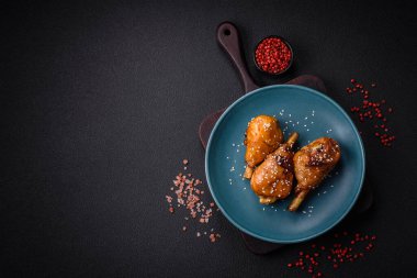 Teriyaki soslu tavuk budu ve koyu beton arka planda tuz ve baharatla nefis Asya yemekleri.