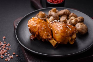 Teriyaki soslu tavuk budu ve koyu beton arka planda tuz ve baharatla nefis Asya yemekleri.