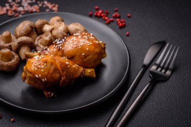 Teriyaki soslu tavuk budu ve koyu beton arka planda tuz ve baharatla nefis Asya yemekleri.