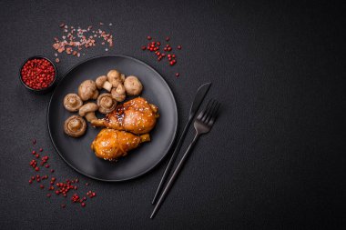 Teriyaki soslu tavuk budu ve koyu beton arka planda tuz ve baharatla nefis Asya yemekleri.