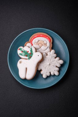 Siyah beton zemin üzerinde tahta küplerle yazılmış bir kopya alanı olan güzel bir Noel kompozisyonu