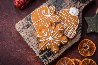 Bronz desenli arka planda nefis, tatlı, Noel zencefilli kurabiyeleri. Aile tatiline hazırlanıyorum.