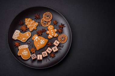 Siyah beton zemin üzerinde tahta küplerle yazılmış bir kopya alanı olan güzel bir Noel kompozisyonu