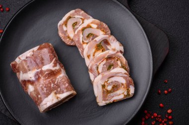 Yağlı, tuzlu, baharatlı ve koyu beton arkaplanda dilimlenmiş lezzetli bir köfte.