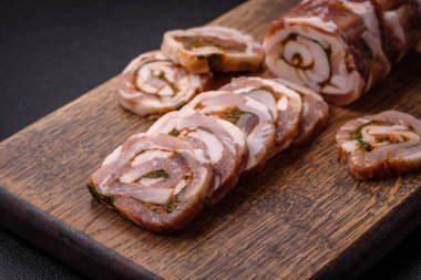 Yağlı, tuzlu, baharatlı ve koyu beton arkaplanda dilimlenmiş lezzetli bir köfte.