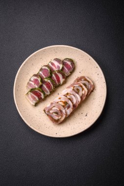 Yağlı, tuzlu, baharatlı ve koyu beton arkaplanda dilimlenmiş lezzetli bir köfte.