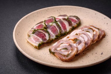 Yağlı, tuzlu, baharatlı ve koyu beton arkaplanda dilimlenmiş lezzetli bir köfte.