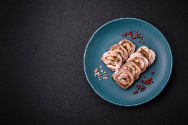 Yağlı, tuzlu, baharatlı ve koyu beton arkaplanda dilimlenmiş lezzetli bir köfte.