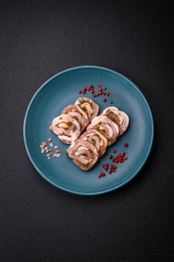 Yağlı, tuzlu, baharatlı ve koyu beton arkaplanda dilimlenmiş lezzetli bir köfte.