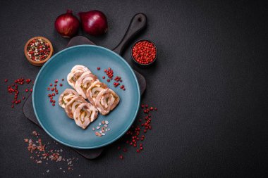 Yağlı, tuzlu, baharatlı ve koyu beton arkaplanda dilimlenmiş lezzetli bir köfte.