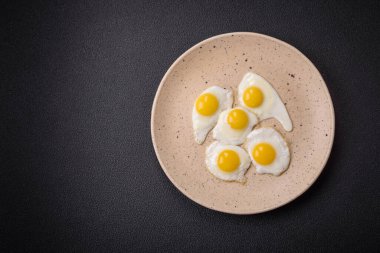 Kızarmış bıldırcın yumurtası, domuz pastırması, baklava ve tuz, baharat ve çimento kaplı kiraz domatesli lezzetli bir kahvaltı.