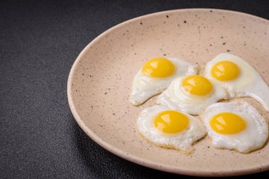 Kızarmış bıldırcın yumurtası, domuz pastırması, baklava ve tuz, baharat ve çimento kaplı kiraz domatesli lezzetli bir kahvaltı.