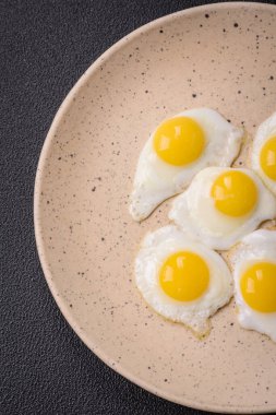 Kızarmış bıldırcın yumurtası, domuz pastırması, baklava ve tuz, baharat ve çimento kaplı kiraz domatesli lezzetli bir kahvaltı.