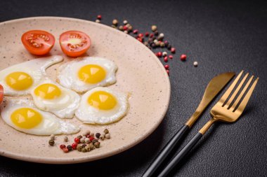Kızarmış bıldırcın yumurtası, domuz pastırması, baklava ve tuz, baharat ve çimento kaplı kiraz domatesli lezzetli bir kahvaltı.