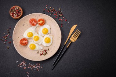 Kızarmış bıldırcın yumurtası, domuz pastırması, baklava ve tuz, baharat ve çimento kaplı kiraz domatesli lezzetli bir kahvaltı.
