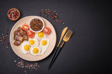 Kızarmış bıldırcın yumurtası, domuz pastırması, baklava ve tuz, baharat ve çimento kaplı kiraz domatesli lezzetli bir kahvaltı.