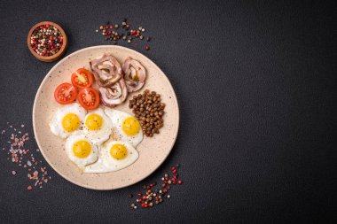 Kızarmış bıldırcın yumurtası, domuz pastırması, baklava ve tuz, baharat ve çimento kaplı kiraz domatesli lezzetli bir kahvaltı.