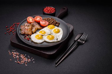 Kızarmış bıldırcın yumurtası, domuz pastırması, baklava ve tuz, baharat ve çimento kaplı kiraz domatesli lezzetli bir kahvaltı.