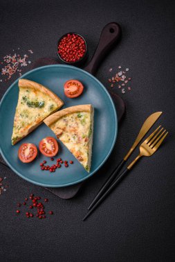 Brokolili, peynirli, tavuklu, baharatlı ve otlu nefis kiş.