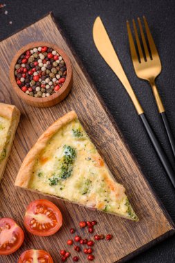 Brokolili, peynirli, tavuklu, baharatlı ve otlu nefis kiş.