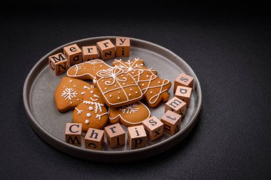 Siyah beton zemin üzerinde tahta küplerle yazılmış bir kopya alanı olan güzel bir Noel kompozisyonu